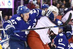 William Karlsson (Columbus Blue Jackets) a Leo Komarov (Toronto Maple Leafs)