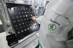 Radek Pecák na den dělníkem ve Škodě v Ml. Boleslavi