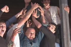 Gruzínská vesnice se rozdělí a hraje lelo. Dvě stovky hráčů se přetahují o těžký míč