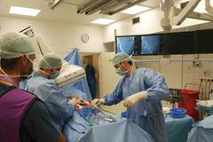 První dva pacienti, kteří trpí postižením tepen, se ve Fakultní nemocnici Královské Vinohrady podrobili hybridní operaci