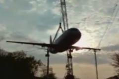 Chtěli na něm trénovat. Airbus A320 ale spadl Indům z jeřábu