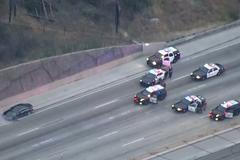 Po honičce řidič a policie vyčkávali kdo s koho. A za nimi se utvořila nevídaná kolona