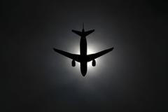 Letoun přistává na římském letišti Fiumicino.