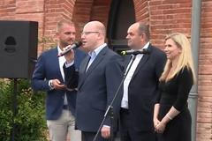 Premiér Sobotka si zahrál ve Francii na fotbalového experta. Moc mu to nešlo