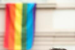 Americký velvyslanec v ČR Andrew Shapiro naslouchá vystoupení jednoho z řečníků na pietním shromáždění za oběti nedělní střelby v gay klubu v Orlandu na Floridě.