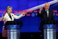 Hillary Clintonová a Bernie Sanders důrazně gestikulují během předvolební debaty v New Yorku