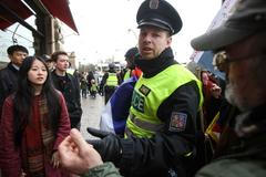 Pro a proti čínští demonstranti u Národního divadla