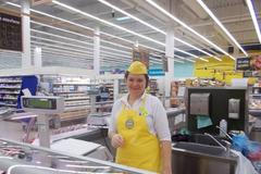 Prodavačka se zelenou páskou