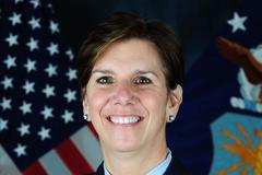 Generál Lori Robinsonová