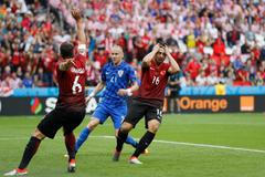 Ozan Tufan si češe vlasy místo toho, aby bráni Luku Modriče