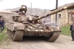 Vesnici zničil raketový útok. Nálada v Náhorním Karabachu klidu zbraní nepřeje