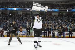 Kapitán Crosby zvedl podruhé nad hlavu Stanley Cup. Slavil i Lemieux