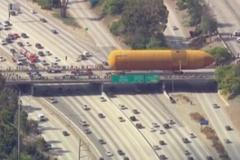 E. T. se vracela domů. Palivová nádrž raketoplánu se ploužila ulicemi