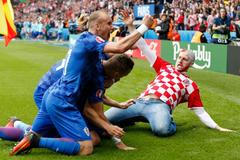 Začala "česká" skupina, s vetřelcem na hřišti a krvácejícím hrdinou. Němci a Poláci slavili výhru