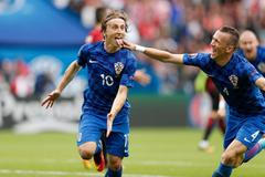 Euro 2016: Turecko-Chorvatsko: Luka Modrič a Ivan Perišič slaví gól na 0:1