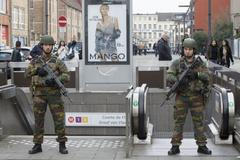 Belgičtí vojáci z stanice metra v Bruselu.