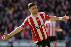 Shane Long slaví gól Southamptonu