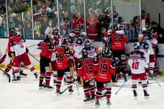 Hromadná potyčka ve finále EBEL