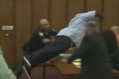 Otec u soudu skočil na vraha své dcery. Ten nakonec dostal trest smrti