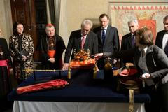 Ivana Kyzourová s korunovačními klenoty