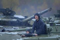 Premiér Arsenij Jaceňuk v obrněném transportéru.