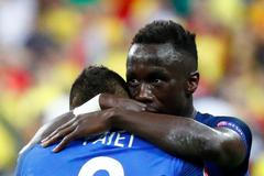 Euro 2016, Francie-Rumunsko: Dimitri Payet (8) a Bacary Sagna slaví gól na 2:1