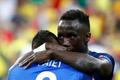 Euro 2016, Francie-Rumunsko: Dimitri Payet (8) a Bacary Sagna slaví gól na 2:1