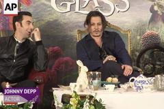 Johnny Depp - druhá omluva za pašování psů