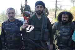 Alpaslan Celik, zástupce velitele syrských Turkmenů, drží řídící kolíky padáků, které patřily ruským pilotům.