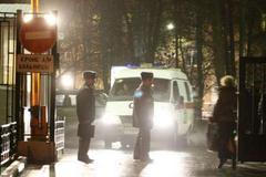 Sanitka opouští prostory rehabilitačního střediska, kde zahynulo kvůli nadýchání se jedovatých zplodin zemřelo přes 40 žen. Deset lidí bylo převzeno ve vážném stavu do nemocnice.