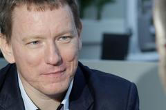 Peníze si do hrobu nevezmu a rozmazlit děti taky nechci, tak je investuju, říká milionář