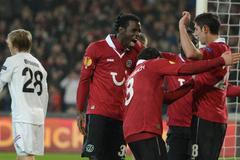 Fotbalisté Hannoveru 96 slaví gól v utkání proti Helsingborgu v Evropské lize 2012/13.