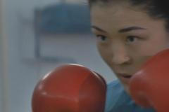 První Kazaška demoluje soupeřky v kleci. Přijala jméno bojovnice proti Rusům