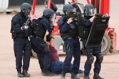 Policisté nacvičují zásah před začátkem Mistrovství Evropy v Lyonu.