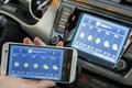 Spojení telefonu se zábavním systémem ve voze, ilustrační foto