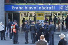 Policisté před pražským hlavním nádražím