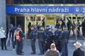 Policisté před pražským hlavním nádražím