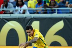 Brazilec Philippe Coutinho pálí na branku Haiti, kterému dal na Copě América tři góly