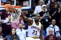 LeBron James (23) z Clevelandu smečuje ve třetím finále NBA proti Golden State.