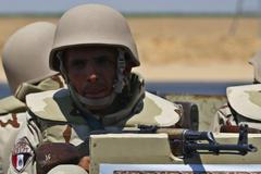 Egyptská armáda bojuje s ozbrojenic, hlásícími se k Islámskému státu, hlavně na Sinaji.