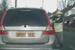 Dopravní policisté nestihli ani vystoupit z auta. Muži jim cihlami rozbili sklo a ujeli