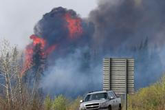 Plameny jižně od města Fort McMurray.