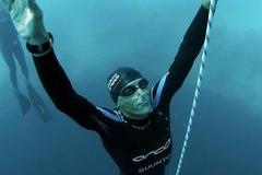 Novozélanďan překonal v nejhlubší mořské jámě rekord ve volném potápění