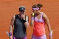 Lucie Šafářová a Bethanie Mattek-Sandsová ve finále French Open 2015