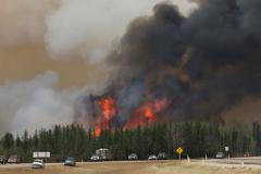 Lesní požár severně od Fort McMurray v kanadské Albertě