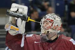 Elvis Merzlikins, lotyšský brankář na MS 2016 (v zápase proti Švédům)