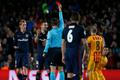 FC Barcelona-Atlético Madrid: Fernando Torres dostává červenou kartu od rozhodčího Felixe Brycha
