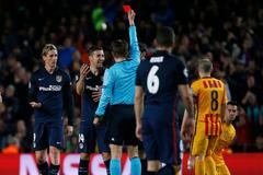 FC Barcelona-Atlético Madrid: Fernando Torres dostává červenou kartu od rozhodčího Felixe Brycha