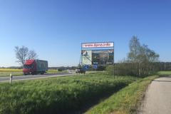 Billboard bez povolení, který stojí u Českých Budějovic.