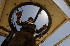 Voják v transportéru.